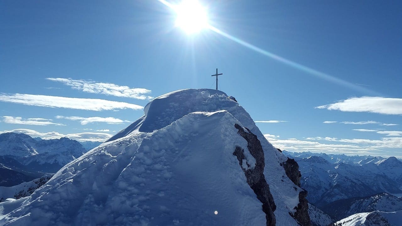 Snowy mountain summit with cross, photo credit: Max Pixel