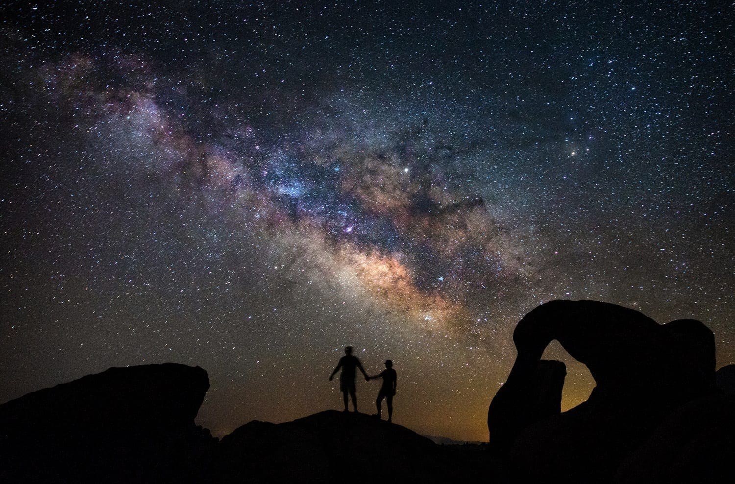 Silhouette of two people under the Milky Way at Mobius Arch: ID 98902216 © Valentin Armianu | Dreamstime.com