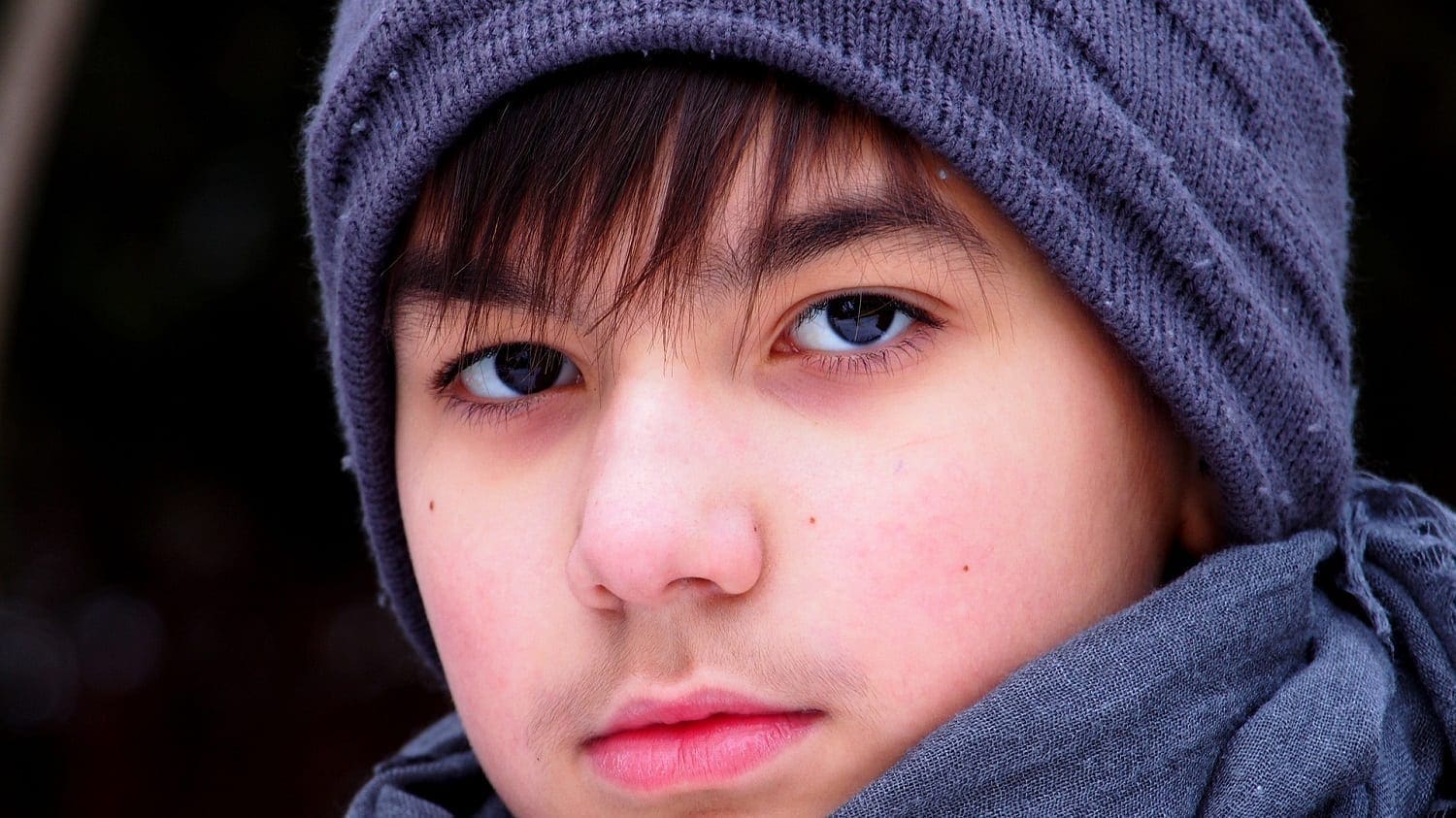 Teen boy with brown eyes and knit cap: Image by Ferenc Barna from Pixabay