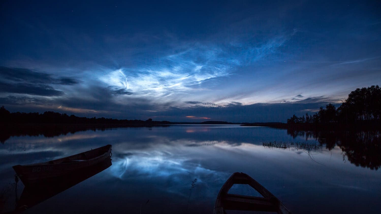 Noctilucent clouds over a lake: Photo 132502629 © Viktarm | Dreamstime.com