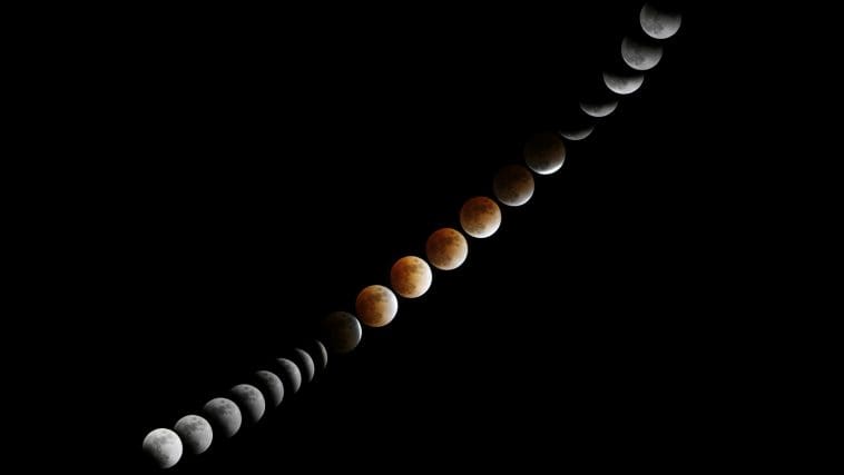 Lunar eclipse progression: Photo 10097916 © Stqcb | Dreamstime.com