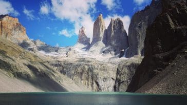 Patagonian lake surrounded by craggy cliffs, Image by Mikkel Wejdemann from Pixabay